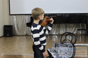 Крымская государственная филармония подарила керченской семье скрипку и флейту