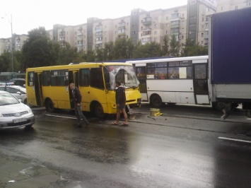 В Киеве маршрутка с людьми врезалась в фуру