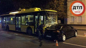В Киеве возле метро "Арсенальная" троллейбус врезался в легковой автомобиль