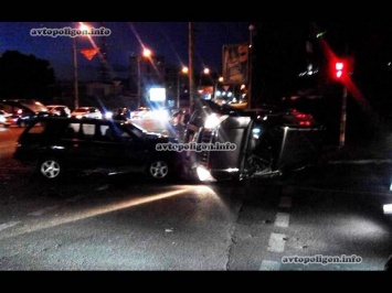 ДТП в Днепропетровске: Volkswagen опрокинул Toyota Prado - пострадали двое. ФОТО
