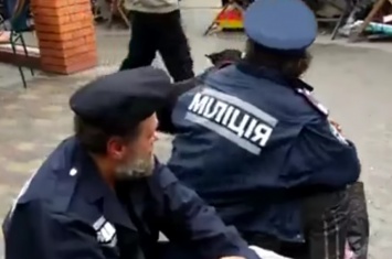 Соцсети взорвало видео запорожских бездомных в форме милиции (Видео)