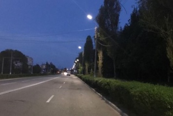 На проспекте Юбилейном в Каменском начали устанавливать LED-освещение