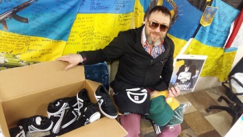 Днепровский активист собирает обувь для раненых бойцов АТО