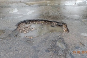 В Бердянске игнорируют дорожные ямы (фотофакт)