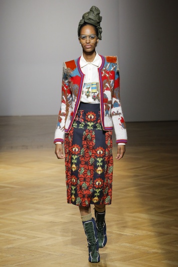 Вдохновленные вышиванкой: 20 блузок и платьев в этно-стиле