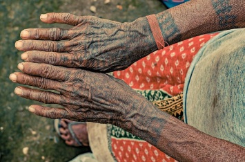 Фотограф рассказал, как женщины из Непала защищали себя татуировками