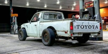 Американец превратил 40-летний пикап Toyota в хот-род с V8