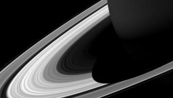 "Кассини" запечатлел гигантскую тень Сатурна на его кольцах