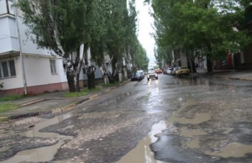 В Крыму залатали ямы на дороге землей
