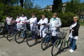 Медсестер из Черниговской области поздравили с профессиональным праздником... велосипедами
