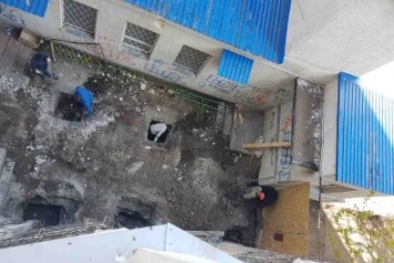 Одесса: Наглый предприниматель застроил двор дома и нацелился на несущую стену (ФОТО)