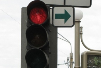 Украинцам придется ездить на красный свет светофора