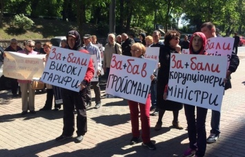 Киевляне митингуют за отставку "преступного правительства Гройсмана"