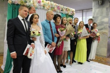 «Брак за сутки»: в Сумах поженились 5 пар (ФОТО)
