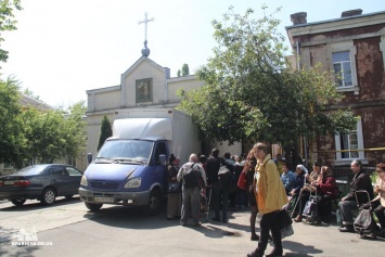 Одесская епархия УПЦ оказала помощь переселенцам с Донбасса и малоимущим
