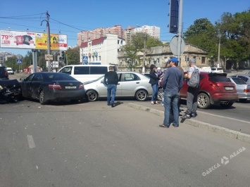 В Одессе водитель «Тойоты» спровоцировал масштабную аварию (фото)