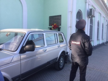 В Бахчисарае полиция встретила меджлисовцев с Георгиевской лентой