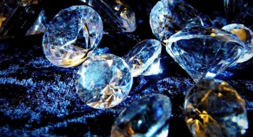 На аукционе в Женеве бриллиант в форме сердца продали за 15 млн. долларов
