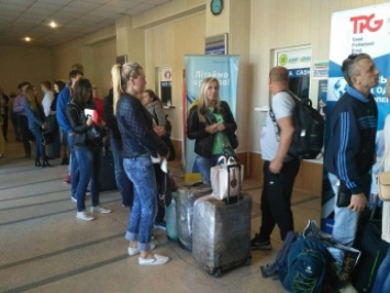 На новый чартер в запорожском аэропорту выстроилась очередь (фото)