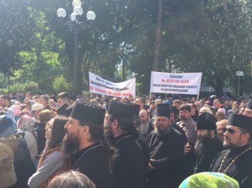 Возле Рады начался молебен против "антицерковных законопроектов"