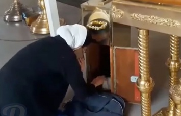 Жителей Ростова возмутила служительница храма с золотым iPhone 7