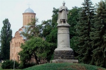 Памятник Хмельницкому в Чернигове повернули на 180 градусов