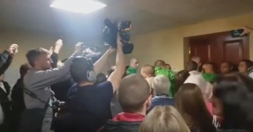 Жители "дома-убийцы" на Милютенко со скандалом прорывались на сессию Киевсовета (видео)
