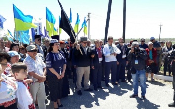 Товарный вагон и звон колоколов: под Новоалексеевкой почтили память жертв депортации крымских татар