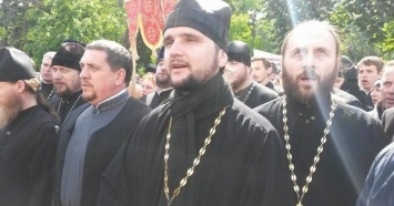 Под Радой в защиту РПЦ митингует священник, победивший на «Голосе страны»