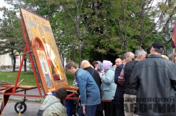 "Мироточит". В Енакиево "крестный ход" доставил икону Николая II