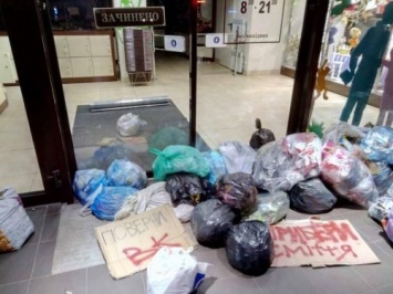 "Верни ВКонтакте!": во Львове забросали мусором магазин Roshen
