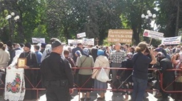У здания Верховной Рады протестуют прихожане УПЦ МП. Принесли иконы
