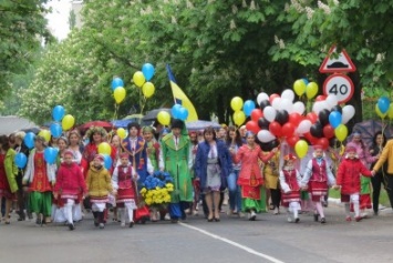 Марш вышиванок в Покровске: дождь шествию не помеха