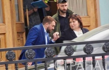 Фотофакт: нардеп Лозовой целует руку коллеги с "Оппоблока"