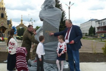 В Марьинке открыли памятник Великому Кобзарю