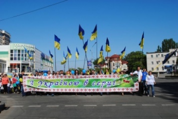 Сотни горожан прошли по Мелитополю в вышиванках (фото)
