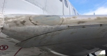 Грязный, но целый: появились фото самолета МАУ, застрявшего в бетоне в аэропорту Запорожья