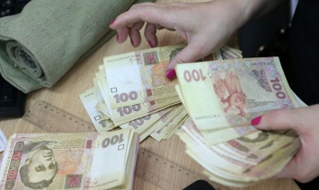 Миллиарды «под матрасом»: украинцы не доверяют банкам