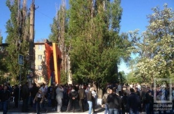 "Даешь зарплату 1 тысячу евро": рабочие АМКР вышли на митинг