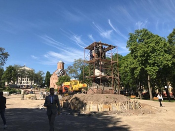 В Чернигове за 700 000 грн развернули памятник Хмельницкому спиной к России