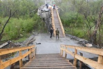 На КПВВ "Станица Луганская" наблюдателям ОБСЕ приходится перевозить инвалидов через разрушенный мост