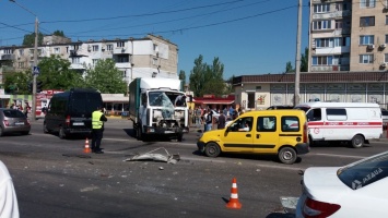 В Лузановке столкнулись грузовик и маршрутка (фото)