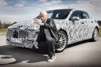 Глава концерна Daimler сделал селфи на фоне нового A-Class