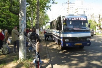 Одесская автостанция на Черемушках шокирует - люди сидят на корточках в ожидании автобуса (ФОТО)