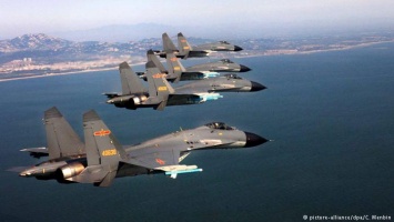 Китайские истребители перехватили военный самолет США