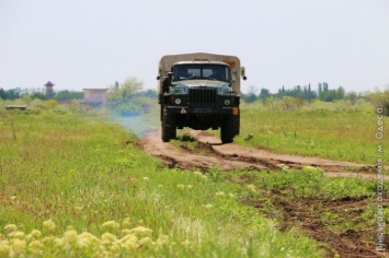 На военном автодроме под Одесской будущие офицеры отрабатывают навыки вождения грузовиков в зоне боевых действий