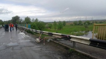 Перекрыли дорогу: на Харьковщине обвалился мост (фото)