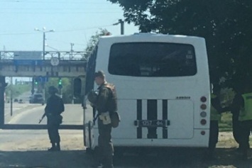 В Черноморске военные с оружием досматривают машины: на подъездах к городу блокпосты (ФОТО)