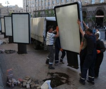В апреле в Киеве демонтировали в полтора раза больше незаконной рекламы, чем в марте