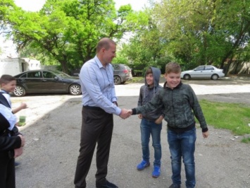 В Запорожской области школьники атаковали руку мэра (Видео)